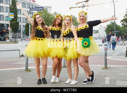 Hamburg, Deutschland. 13. Juli, 2019. Besucher in bunten Kostümen Pose auf der Glacischaussee vor Beginn des Schlagermoves. Quelle: Georg Wendt/dpa/Alamy leben Nachrichten Stockfoto