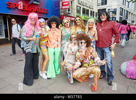 Hamburg, Deutschland. 13. Juli, 2019. Die Besucher des Schlagermoves pose in bunten Kostümen auf der Reeperbahn. Quelle: Georg Wendt/dpa/Alamy leben Nachrichten Stockfoto