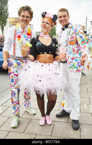 Hamburg, Deutschland. 13. Juli, 2019. Die Besucher des Schlagermoves pose in bunten Kostümen auf der Reeperbahn. Quelle: Georg Wendt/dpa/Alamy leben Nachrichten Stockfoto