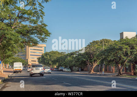 NELSPRUIT, SÜDAFRIKA - Mai 3, 2019: eine Straße, Szene, mit Gebäuden und Fahrzeugen, in Nelspruit, in der Provinz Mpumalanga Stockfoto