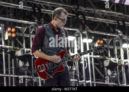 Rom, Italien. 12. Juli, 2019. Der italienische Gitarrist Max Cottafavi führt auf der Bühne für Luciano Ligabue im Stadio Olimpico in Rom für seine 'Start Tour 2019". Credit: Mariano Montella/Pacific Press/Alamy leben Nachrichten Stockfoto