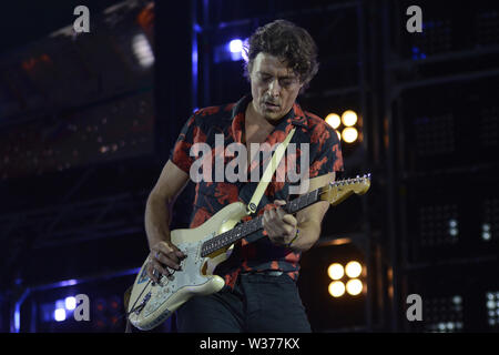 Rom, Italien. 12. Juli, 2019. Der italienische Gitarrist Federico Poggipollini führt auf der Bühne für Luciano Ligabue im Stadio Olimpico in Rom für seine 'Start Tour 2019". Credit: Mariano Montella/Pacific Press/Alamy leben Nachrichten Stockfoto