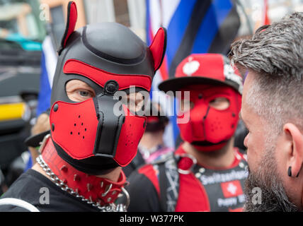 München, Deutschland. 13. Juli, 2019. Männer mit Hund Masken nehmen Teil an der Christopher Street Day Parade im Zentrum der Stadt. Credit: Peter Kneffel/dpa/Alamy leben Nachrichten Stockfoto