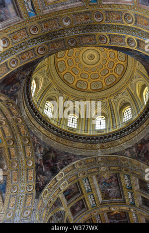 Die reich verzierten Innenraum von Chiesa del Gesù Nuovo (Jesus), der Jesuitenkirche, Spaccanapoli, Neapel, Italien, Europa. Stockfoto