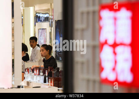 Hainan, China. 13. Juli, 2019. Die Kunden wählen Waren, die in einem Duty-free-Shop (DFS) in Haikou, Hainan Provinz Chinas, am 13. Juli 2019. Offshore Duty-free-Shops auf der chinesischen Insel Hainan Provinz in 6,5 Milliarden Yuan (ca. 944.8 Millionen US-Dollar) den Umsatz im ersten Halbjahr 2019 geharkt, bis 26.56 Prozent über Vorjahr, lokale Bräuche, sagte. Offizielle Daten zeigten, dass Hainan der Duty-free-Läden rund 1,7 Millionen Kunden und verkauft fast 8,94 Millionen für den Zeitraum bis 15.98 Prozent und 27.54 Prozent. Quelle: Xinhua/Alamy leben Nachrichten Stockfoto