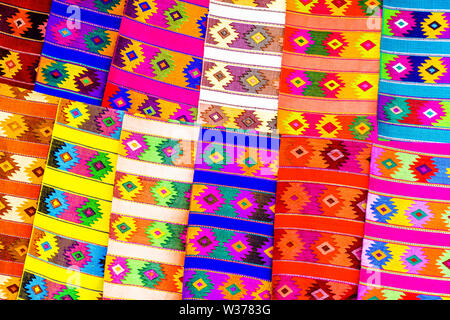 Bunte Stoffe auf dem Markt in Chichicastenango Stockfoto