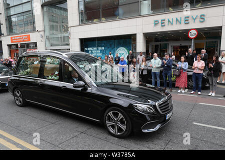 Die trauerzuges für Penneys/Primark Gründer Arthur Ryan macht seinen Weg vorbei an den Ort des ersten Penneys speichern, auf Mary Street, Dublin. Stockfoto