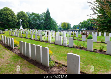 Stadtmauer Friedhof, Ypern, Ieper, Belgien. Soldatenfriedhof für Soldaten aus dem Zweiten Weltkrieg ein. Stockfoto