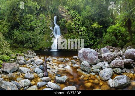 Herbstwaldlandschaft Mit Schönen Fallenden Kaskaden Von Creek Und Farbigen Blättern Auf Den Steinen. Kalter Bergstrom Unter Den Steinen Stockfoto