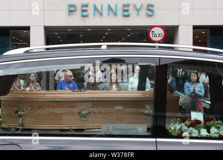 Die trauerzuges für Penneys/Primark Gründer Arthur Ryan macht seinen Weg vorbei an den Ort des ersten Penneys speichern, auf Mary Street, Dublin. Stockfoto