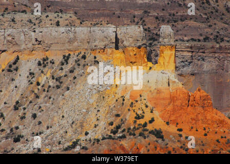 Das Gelände in der Nähe der berühmten Künstler Georgia O'Keeffe Ghost Ranch in New Mexico ist atemberaubend schön. Diese tolle Aussicht ist ein gutes Beispiel. Stockfoto