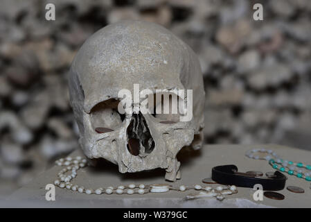 Eine von Tausenden Schädeln festgelegt innerhalb des Rock zu Rest-gehauenen Höhlen der Fontanelle Friedhof (Cimitero delle Fontanelle), Neapel, Italien, Europa. Stockfoto