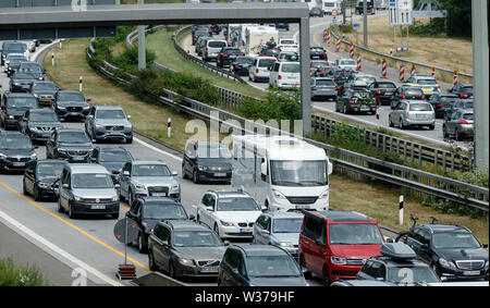 Hamburg, Deutschland. 13. Juli, 2019. Urlaub Staus auf der Autobahn A7 vor dem Elbtunnel in beide Richtungen. Quelle: Markus Scholz/dpa/Alamy leben Nachrichten Stockfoto