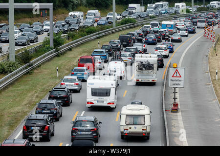 Hamburg, Deutschland. 13. Juli, 2019. Urlaub Staus auf der Autobahn A7 vor dem Elbtunnel in beide Richtungen. Quelle: Markus Scholz/dpa/Alamy leben Nachrichten Stockfoto