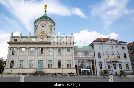 12 Juli 2019, Brandenburg, Potsdam: Das Alte Rathaus am Alten Markt. Es wurde zwischen 1753 und 1755 nach den Vorstellungen und im Auftrag Friedrichs des Großen nach Plänen der Baumeister Johann Boumann und Christian Ludwig Hildebrandt gebaut. Foto: Monika Skolimowska/dpa-Zentralbild/ZB Stockfoto