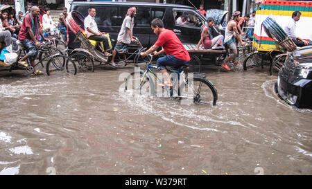 Water Login 30jun 2019Dhaka, Bangladesch, in der Regenzeit müssen die Fußgänger seit dem alten Dhaka-Nayabazar-Sonntagmorgen unter Wassereinschlag leiden Stockfoto