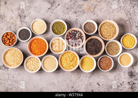 Satz von verschiedenen Superfoods - ganze Körner, Bohnen und Hülsenfrüchte, Samen und Nüsse, Ansicht von oben. Stockfoto