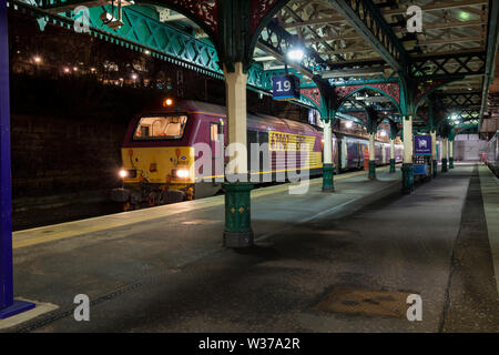 DB Cargo Class 67 Lokomotive in Edinburgh Waverley mit der Inverness Teil der Highland Caledonian Sleeper Stockfoto