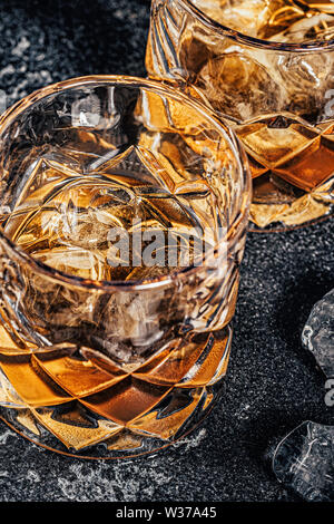 Whisky mit Eis auf einem dunklen Hintergrund. Stockfoto