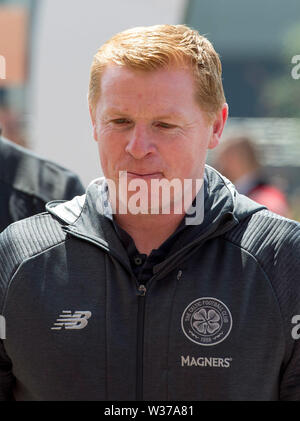 Keltischer Manager Neil Lennon kommt, bevor der Vorsaison Freundschaftsspiel im Celtic Park, Glasgow. Stockfoto