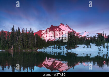 Mit einer Höhe von 10,492 Metern ist Mt Jefferson der zweithöchste Berg von Oregon. Spiegelt sich hier in Scout Lake bei Sonnenuntergang. Der Schnee bedeckte die zentrale Oregon Cascade Stockfoto