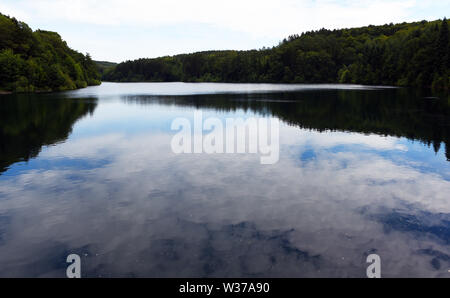 Remscheid, Deutschland. 10. Juli 2019. Der Eschbach Damm, die 1891 eröffnet wurde, ist der erste Trinkwasser Talsperre in Deutschland und dem Eschbach ist gestaut. Credit: Horst Ossinger //dpa/Alamy leben Nachrichten Stockfoto