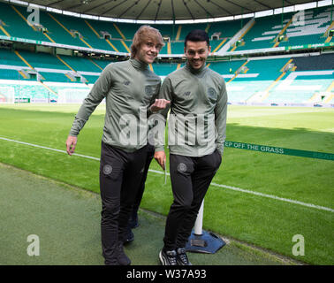 Celtic's Luca Connell (links) und Lewis Morgan auf dem Parkplatz vor dem Freundschaftsspiel vor Saisonbeginn im Celtic Park, Glasgow. Stockfoto