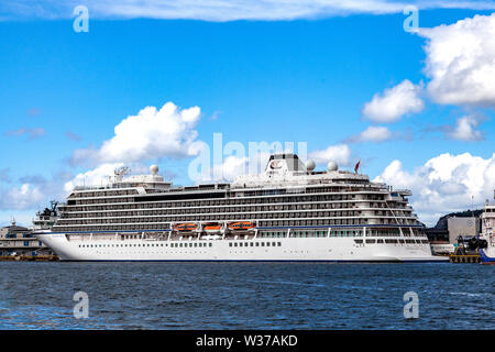 Kreuzfahrtschiff Viking Sky at Skoltegrunnskaien Terminal im Hafen von Bergen, Norwegen Stockfoto