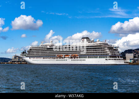 Kreuzfahrtschiff Viking Sky at Skoltegrunnskaien Terminal im Hafen von Bergen, Norwegen Stockfoto