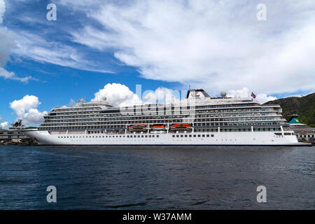 Kreuzfahrtschiff Viking Sky at Skoltegrunnskaien Terminal im Hafen von Bergen, Norwegen Stockfoto