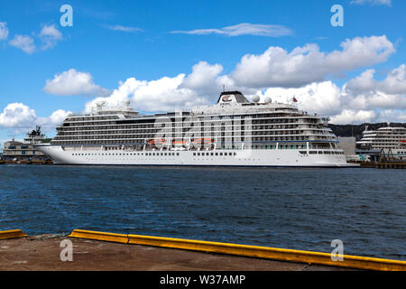 Kreuzfahrtschiff Viking Sky at Skoltegrunnskaien Terminal im Hafen von Bergen, Norwegen Stockfoto