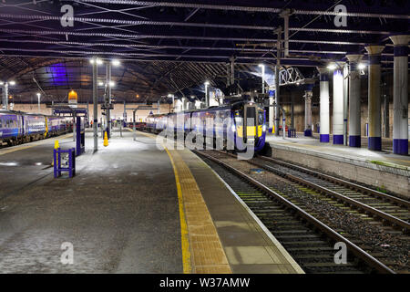 Abellio scotrail Klasse 385 elektrische Zug am Glasgow Queen Street wartet mit einem Zug zu Alloa auf eine dunkle Nacht abzuweichen. Stockfoto