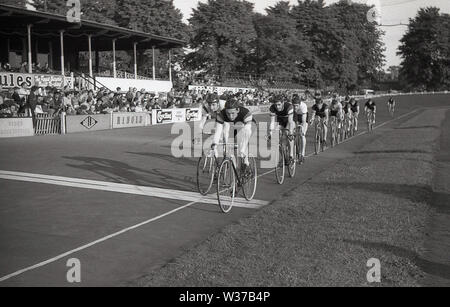 1950er Jahre, historische Rennradfahrer im Herne Hill Velodrome, South London, England, Großbritannien, bei einem Radrennen auf der Strecke. Das berühmte Velodrome Herne Hill war Austragungsort der Radsportveranstaltungen bei den Olympischen Spielen 1948 und ist eine der ältesten Radsportstätten der Welt, die 1891 erbaut wurde. Stockfoto