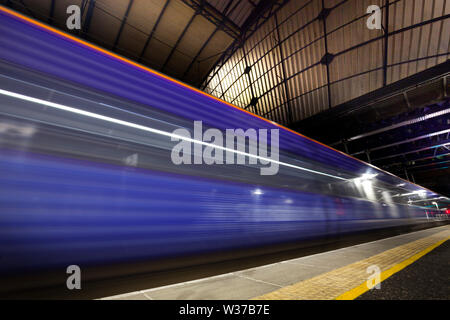 Scotrail Klasse 158 Express sprinter Zug depating aus Glasgow Queen Street Station mit Bewegungsunschärfe Stockfoto