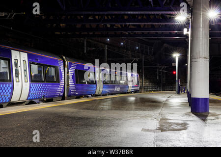 Abellip scotrail Klasse 170 turbostar am Bahnhof Glasgow Queen Street warten mit dem 2049 Glasgow Queen Street - Stirling abzuweichen. Stockfoto