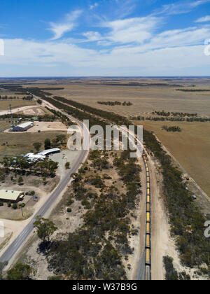 Antenne von Korn Zug durch Sperren auf der Eyre Peninsula South Australia Stockfoto