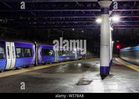 Abellip scotrail Klasse 170 turbostar am Bahnhof Glasgow Queen Street warten mit dem 2049 Glasgow Queen Street - Stirling abzuweichen. Stockfoto