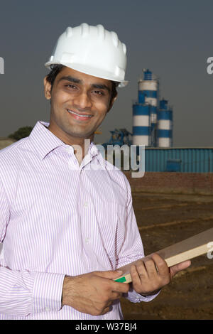 Porträt eines Ingenieurs tragen, hardhat Stockfoto