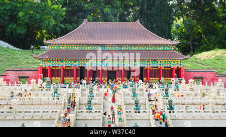 Johor Bahru, Malaysia-18 Nov 2018: Chinese Style palace Lego Spielzeug Modell Anzeige in Malaysia Legoland Park Stockfoto