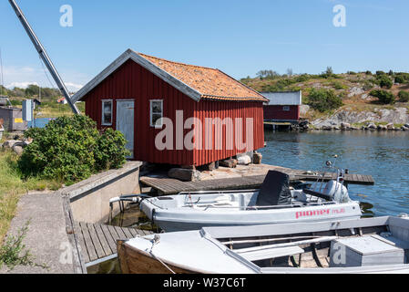 Koster, Schweden - Juli 12, 2019: Blick auf eine alte Fischerhütte im Koster in der kosterhavet Nationalpark in Schweden, Westküste. Stockfoto