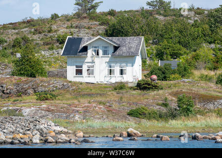 Koster, Schweden - Juli 12, 2019: Blick auf ein typisches Haus im Koster im Nationalpark Kosterhavet in Schweden, Westküste. Stockfoto