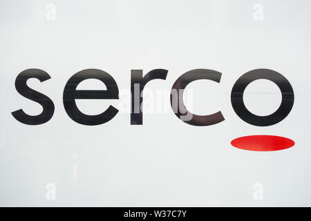 Nahaufnahme einer Serco Group plc Logo Stockfoto