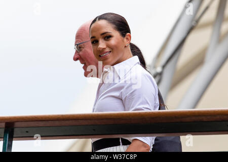 London, UK, 13. Juli 2019: Meghan, Herzogin von Sussex nimmt an Tag 12 der Wimbledon Tennis Meisterschaften an der All England Lawn Tennis und Croquet Club. Credit: Frank Molter/Alamy leben Nachrichten Stockfoto
