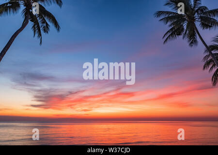 Sonnenuntergang auf einem wunderschönen tropischen Strand auf Koh Chang Insel in Thailand. Stockfoto