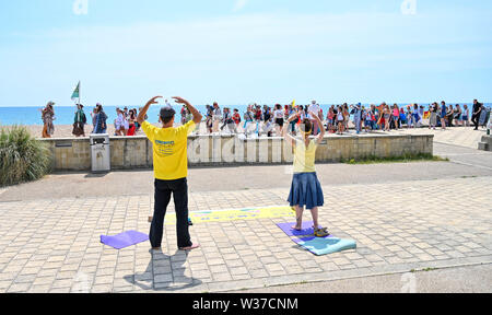 Brighton UK 13. Juli 2019 - Der März der Meerjungfrauen Parade macht seinen Weg entlang der Küste von Brighton in heißen, sonnigen Wetter heute. Der März der Meerjungfrauen Parade in Brighton war die erste Veranstaltung dieser Art in Großbritannien, im Jahr 2012 erstellte und vom Coney Island Mermaid Parade in New York inspiriert und ist eine Feier unserer Meere und Sea Life, Sensibilisierung für die Bedeutung der Erhaltung der Meere. Foto: Simon Dack/Alamy leben Nachrichten Stockfoto