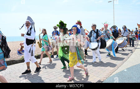 Brighton UK 13. Juli 2019 - Der März der Meerjungfrauen Parade macht seinen Weg entlang der Küste von Brighton in heißen, sonnigen Wetter heute. Der März der Meerjungfrauen Parade in Brighton war die erste Veranstaltung dieser Art in Großbritannien, im Jahr 2012 erstellte und vom Coney Island Mermaid Parade in New York inspiriert und ist eine Feier unserer Meere und Sea Life, Sensibilisierung für die Bedeutung der Erhaltung der Meere. Foto: Simon Dack/Alamy leben Nachrichten Stockfoto
