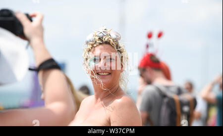 Brighton UK 13. Juli 2019 - Der März der Meerjungfrauen Parade macht seinen Weg entlang der Küste von Brighton in heißen, sonnigen Wetter heute. Der März der Meerjungfrauen Parade in Brighton war die erste Veranstaltung dieser Art in Großbritannien, im Jahr 2012 erstellte und vom Coney Island Mermaid Parade in New York inspiriert und ist eine Feier unserer Meere und Sea Life, Sensibilisierung für die Bedeutung der Erhaltung der Meere. Foto: Simon Dack/Alamy leben Nachrichten Stockfoto
