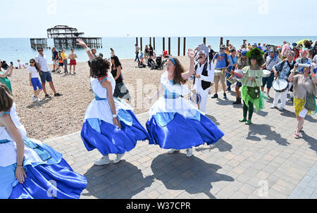 Brighton UK 13. Juli 2019 - Der März der Meerjungfrauen Parade macht seinen Weg entlang der Küste von Brighton in heißen, sonnigen Wetter heute. Der März der Meerjungfrauen Parade in Brighton war die erste Veranstaltung dieser Art in Großbritannien, im Jahr 2012 erstellte und vom Coney Island Mermaid Parade in New York inspiriert und ist eine Feier unserer Meere und Sea Life, Sensibilisierung für die Bedeutung der Erhaltung der Meere. Foto: Simon Dack/Alamy leben Nachrichten Stockfoto
