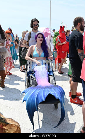 Brighton UK 13. Juli 2019 - Der März der Meerjungfrauen Parade macht seinen Weg entlang der Küste von Brighton in heißen, sonnigen Wetter heute. Der März der Meerjungfrauen Parade in Brighton war die erste Veranstaltung dieser Art in Großbritannien, im Jahr 2012 erstellte und vom Coney Island Mermaid Parade in New York inspiriert und ist eine Feier unserer Meere und Sea Life, Sensibilisierung für die Bedeutung der Erhaltung der Meere. Foto: Simon Dack/Alamy leben Nachrichten Stockfoto