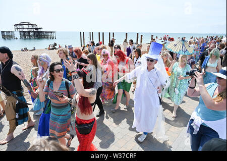 Brighton UK 13. Juli 2019 - Der März der Meerjungfrauen Parade macht seinen Weg entlang der Küste von Brighton in heißen, sonnigen Wetter heute. Der März der Meerjungfrauen Parade in Brighton war die erste Veranstaltung dieser Art in Großbritannien, im Jahr 2012 erstellte und vom Coney Island Mermaid Parade in New York inspiriert und ist eine Feier unserer Meere und Sea Life, Sensibilisierung für die Bedeutung der Erhaltung der Meere. Foto: Simon Dack/Alamy leben Nachrichten Stockfoto